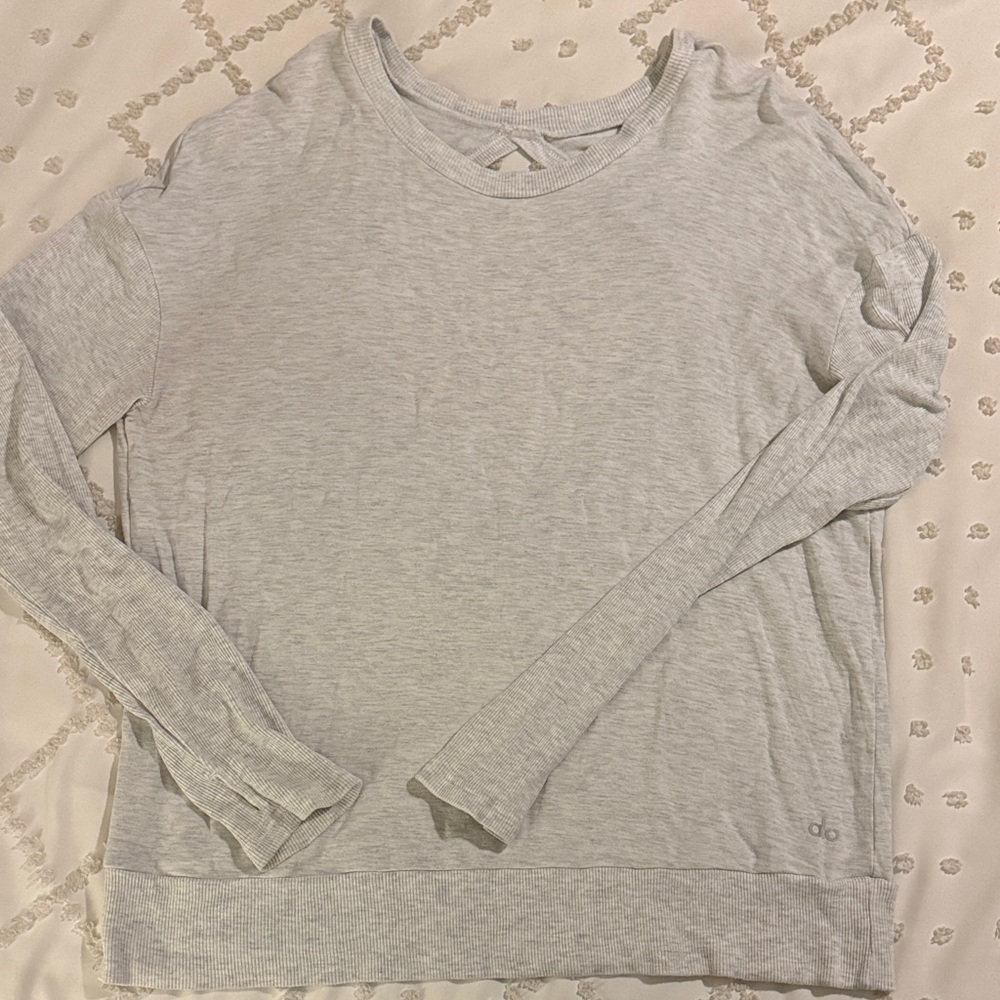 ALO Yoga Light Gray Long Sleeve Pullover Sweatshirt